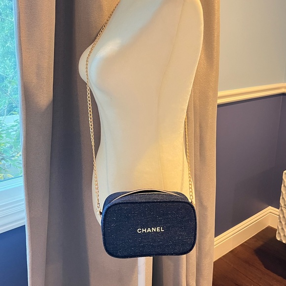 Chanel 2023 Holiday Gift Set, Absolute Allure (Makeup Set), Navy Blue Pouch - Picture 2 of 7